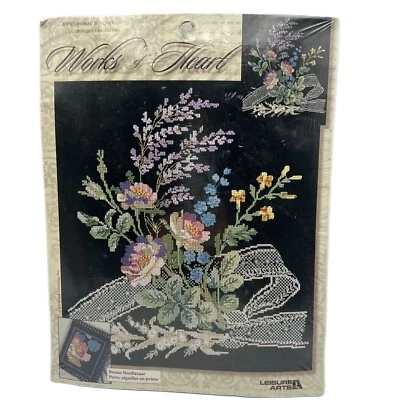 Kit de ponto cruz Leisure Arts Works Of Heart buquê floral 114513 - Imagem 1 de 4
