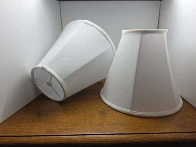 Juego de 2 pantallas de lámpara forradas de tela blanca campana 6" superior x 13" inferior x 10" alto Foto 1 de 4