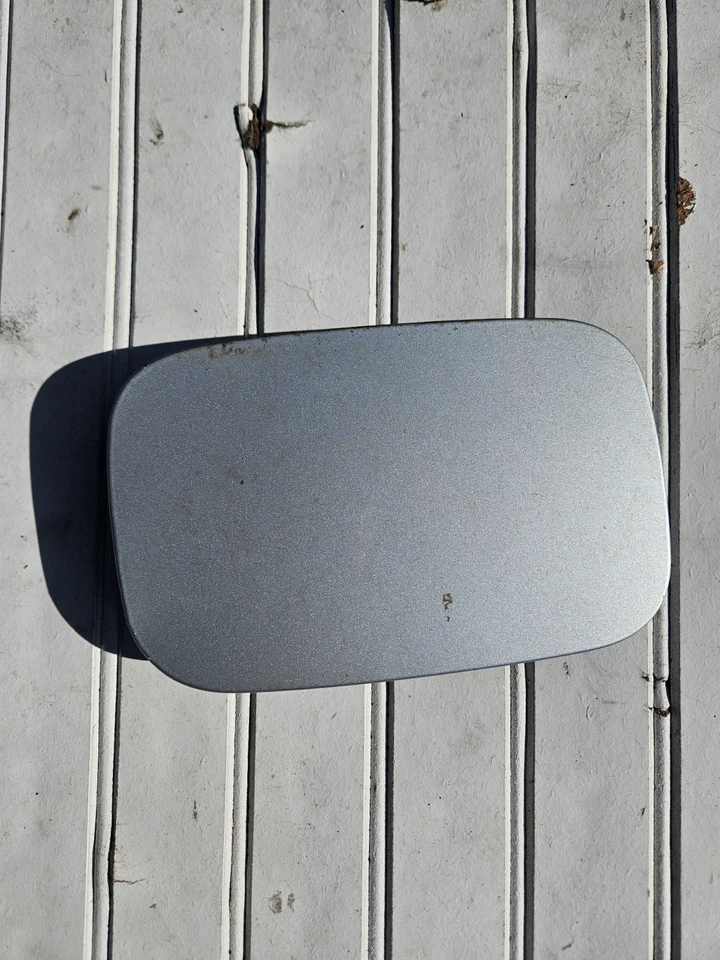 01-06 BMW E46 OEM BMW E46 330ci OEM Combustible Gas Tapa Puerta Plateada Foto 1 de 1