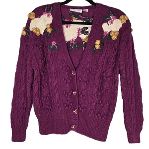 Vintage 90er Handstrick Cardigan Pullover Damen Petite Small lila Blumen Wetterfahne - Bild 1 von 13