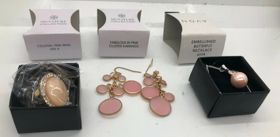 Lote de 3 Avon Rosa - Anillo, Pendientes Racimo y Collar Mariposa Foto 1 de 1