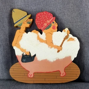 Placa de pared de madera pintada a mano kitsch pareja mayor en bañera arte popular humor - Imagen 1 de 10