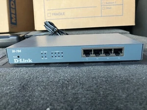 D-Link DI-704 Internet Gateway and Firewall with 4 Port Switch - Picture 1 of 6