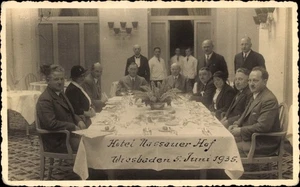 Foto Ak Wiesbaden in Hessen, Hotel Nassauer Hof, Juni 1935, Gäste... - 4072115 - Bild 1 von 2