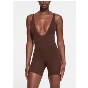 SKIMS Seamless Sculpt Deep Plunge Mid Thigh Bodysuit Cocoa Brown Shapewear - Picture 1 of 10