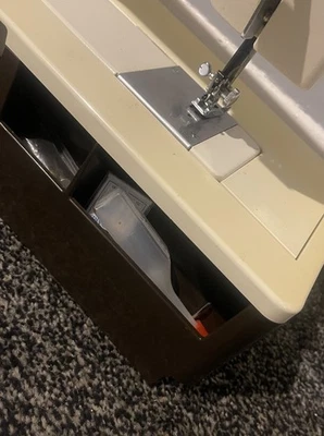 Toyota Nähmaschine 4500 - Power On - Bild 1 von 4