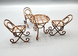 Mesa y sillas de patio de 4 piezas en miniatura para casa de muñecas en tono cobre - Imagen 1 de 6