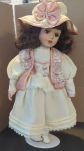 16 Zoll Porzellanpuppe mit rosa und weißem Kleid mit Puppenständer - Bild 1 von 8