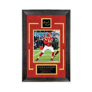Patrick Mahomes - Jugador Más Valioso de los Chiefs - Deportes de lujo | 16 x 23 - Foto de fútbol americano enmarcada - Imagen 1 de 4