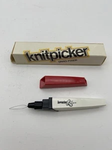 Strumento da cucire vintage Knitpicker Snag-Fixer Ozburn-Janesville con scatola - Foto 1 di 2