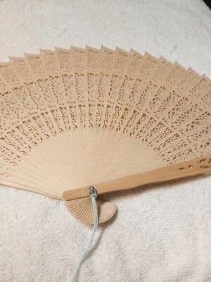 Antiguo precioso ventilador de mano plegable vintage de bambú tallado e hilo de seda Foto 1 de 4