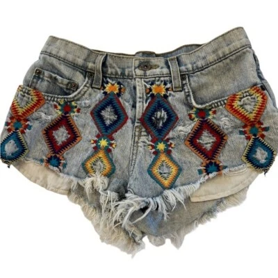 Pantalones Cortos de Jean Carmar Denim Bordados Talla 25 Festival Envejecido y Deshilachado Foto 1 de 4