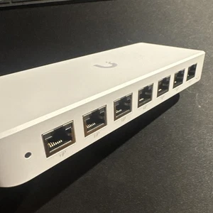 Ubiquiti UniFi USW-Ultra-60W – Compact Gigabit PoE Switch  - Picture 1 of 4