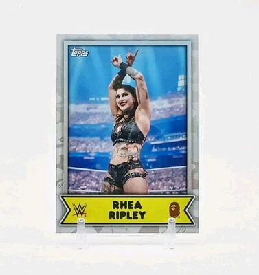Tarjeta de lucha libre Rhea Ripley blanca camuflaje lámina SP 2025 Topps WWE X BAPE #13 WWF como nueva Foto 1 de 2