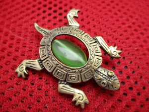 Vintage geprägte goldfarbene Schildkrötennadel 2 grüne Jelly Bauchschale signiert 27 mm sehr guter Zustand - Bild 1 von 4