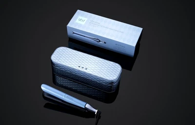 ghd Chronos + Estuche (Colección limitada Iced luxe), Plancha de pelo en azul helado Foto 1 de 4