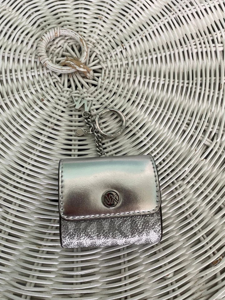 Estuche de viaje de moda Michael Kors para Airpods/llavero con encanto que elijas) Foto 1 de 1