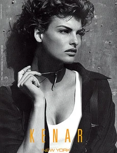 1992 Kenar Steven Meisel Linda Evangelista rote Haare 1-seitige MAGAZINANZEIGE - Bild 1 von 1