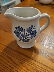 Pfaltzgraff Pottery Folk Art Creamer Yorktown #24Y Cream Blue 4" Tall EC - Picture 1 of 4
