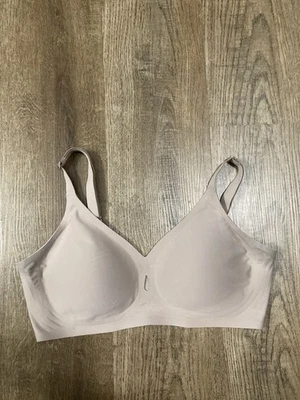 Sujetador cómodo inalámbrico gris sin costuras sin marca talla grande  Foto 1 de 4