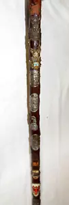 Vintage Germany Wanderstock Volkskunst Spazierstock Wanderstock Stock mit 24 Abzeichen - Bild 1 von 15