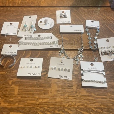 Lote Forever 21 de 12 brincos suportes, colares e anel todos novos com etiquetas - Imagem 1 de 4