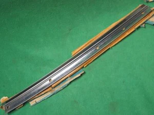 NOS GM BARANDILLA DE TECHO TIRA PARABRISAS POSTE RETENEDOR DE CANAL 1971-72 OLDS B C E - Imagen 1 de 1