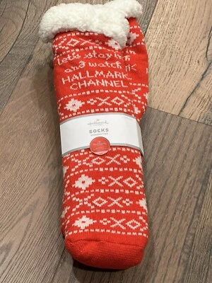 Hallmark Channel Let’s Stay In & Watch 夏尔巴内衬握把新奇袜子/全新带标签 — 第 1/4 张图片