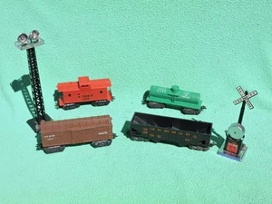 Marx Trains - 4) Freight Cars with Light & Crossing Signal - NICE! - Picture 1 of 15