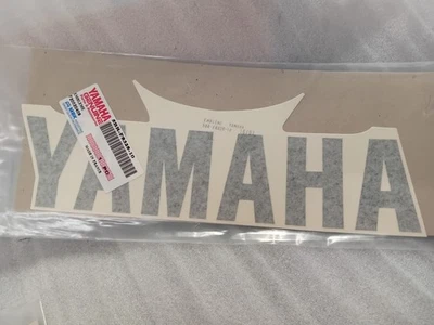 EMBLEMA CARENATURA INFERIORE "YAMAHA" AEROX 50/100 AN.99-03 COD.5BR-F8328- NUOVO - Immagine 1 di 3