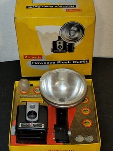 Fotocamera flash vintage Kodak Brownie occhio di falco vestito flasholder in scatola originale - Foto 1 di 9