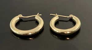 PENDIENTES ARO TUBO 0,7” ALTO ORO AMARILLO MACIZO 14K 2mm 0,95g - Imagen 1 de 4