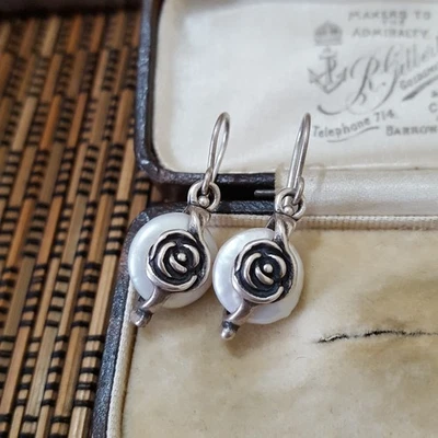 Pendientes O Paz Plata de Ley 925, Pendientes Botón Perla, Rosa Tallada Colgante  Foto 1 de 4
