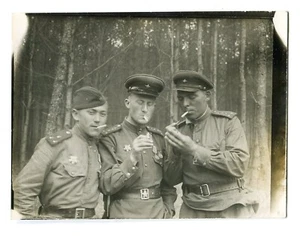 WW2 Hübsche junge Männer Soldaten rauchende Homosexuell int UdSSR Vintage Foto - Bild 1 von 2