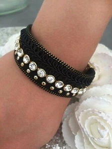 Geschenkidee erhabenes Armband weiblich schwarz Strass & goldener Verschluss magnetisch - Bild 1 von 2