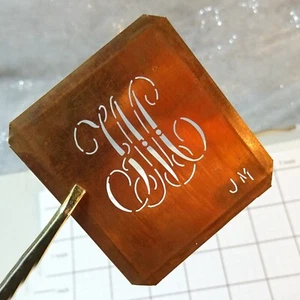 JM J M Monogramm Initialen Buchstaben Kupfer Schablone Antik Kalligraphie Namensschild IM - Bild 1 von 10