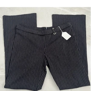 Pantalones elásticos Bisou Bisou a rayas tiro alto acampanados corte bota pierna negros grises - Imagen 1 de 6