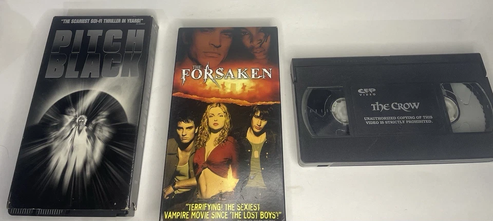Lot of 3 VHS Tape Movies Horror, Sci-fi, Action The Crow, Pitch Black, Forsaken Foto 1 de 2