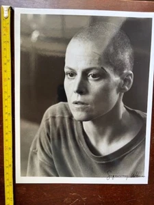 Stunning Vintage 8x10 Aliens Photo Signed By Sigourney Weaver as Ripley - Picture 1 of 4