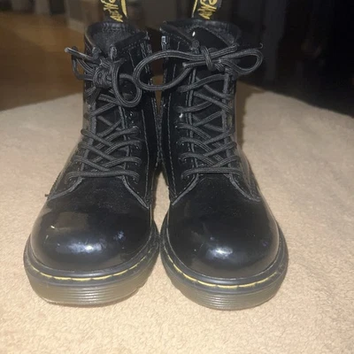 Botas negras Doc Martens para niños Brooklee charol senderismo combate talla US 9 Foto 1 de 4