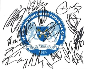 FOTO DE CRESTA FIRMADA POR PETERBOROUGH F.C 10x8x15 + CERTIFICADO DE AUTENTICIDAD *MADDISON*MARRIOTT*PASTOR* - Imagen 1 de 1