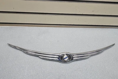 🔥01-05 Chrysler PT Cruiser capó delantero ala insignia emblema símbolo PLACA DE IDENTIFICACIÓN GUIÓN Foto 1 de 4