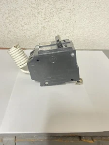 GE THQB21WY20 20A 120/240V Molded Case Wired Circuit Breaker - Black - Picture 1 of 2
