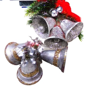 6 CAMPANAS DE NAVIDAD DE PLÁSTICO PLATEADO DE COLECCIÓN CON BRILLO Y ADORNOS - Imagen 1 de 6
