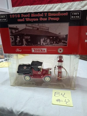 Gearbox Tonka 1918 Ford Model T Runabout Coin Bank & Wayne Gas Pump Texaco 57625 - Image 1 of 4
