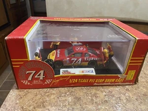 1:24 Scale NASCAR 1995 Champion Johnny Benson Jr. Pit Stop Showcase Set - Picture 1 of 8