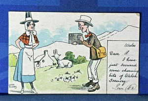 Wales Comic Postkarte 1908 Fotografie Box Kamera CHARMANTE STÜCKE WALISISCHER LANDSCHAFT - Bild 1 von 2