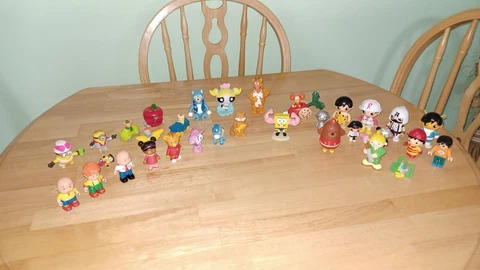 Lot of 32 Mixed Character Figures Ryans World SpongeBob Richard Scarry Caillou + Cover