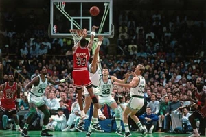 Scottie Pippen Chicago Bulls shoots the ball v Boston Celtics circ- Old Photo - Picture 1 of 1