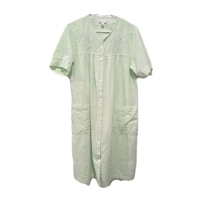 Bata a rayas Miss Elaine para mujer MED Seersucker manga corta frente a presión Foto 1 de 4